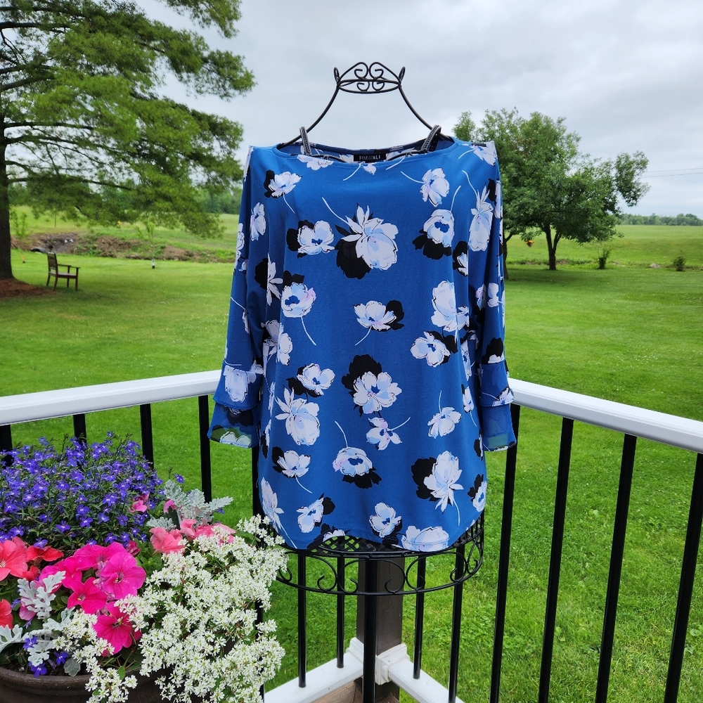 Roz & Ali blue floral top, size Large